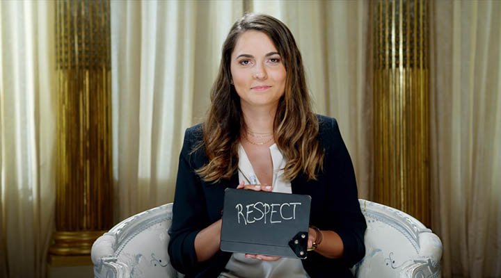 žena drži karticu s riječju "poštovanje"