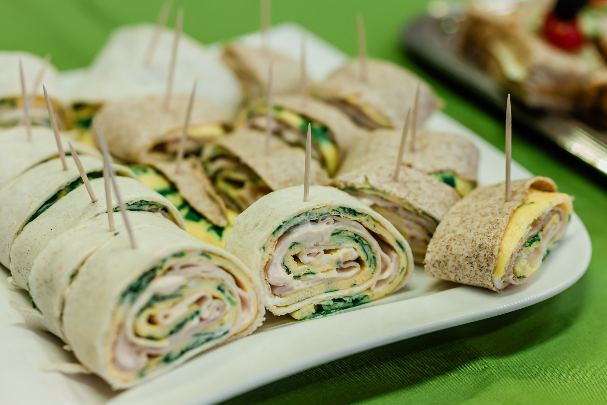 Tortilja rolice sa špinatom i šunkom uz umak od skyra