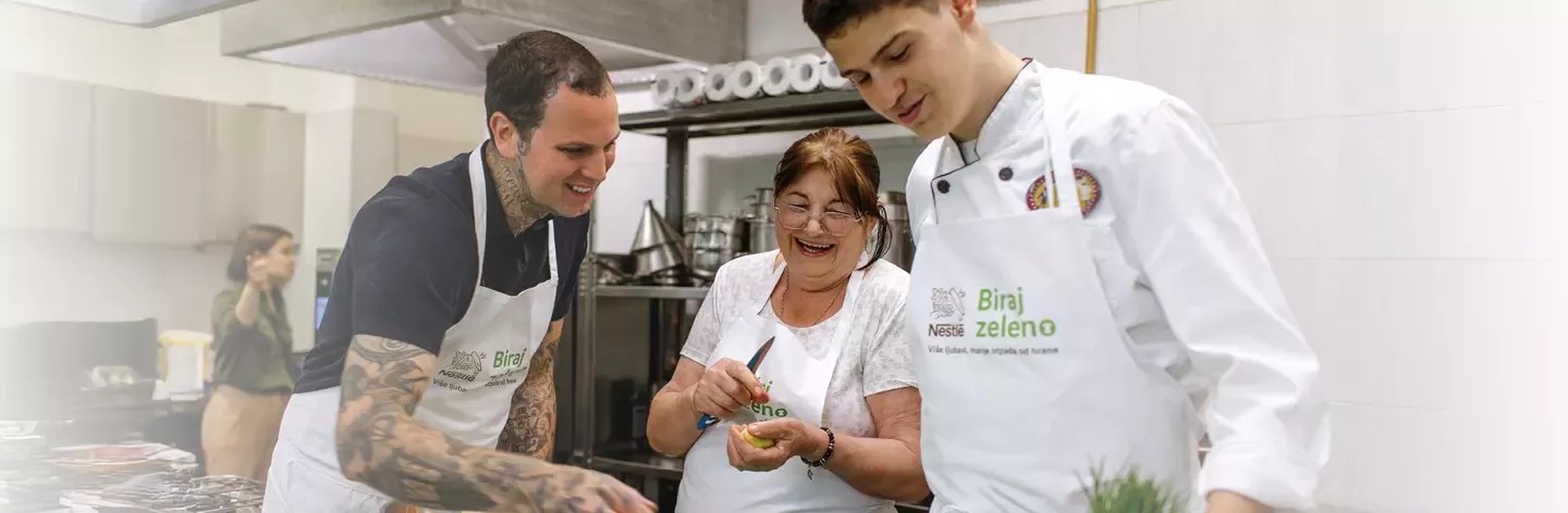Bake i unuci u akciji: na radionici Biraj zeleno zajedno kuhali i učili kako smanjiti otpad od hrane