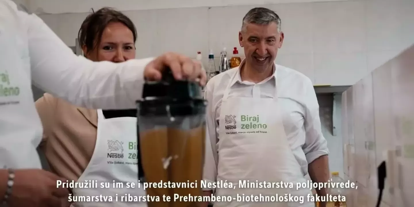 Bake i unuci u akciji: na radionici Biraj zeleno zajedno kuhali i učili kako smanjiti otpad od hrane > Component > First column