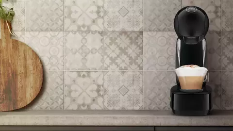 Muškarac priprema Nescafé Dolce Gusto kavu