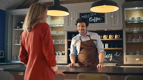 Muškarac priprema Nescafé Dolce Gusto kavu