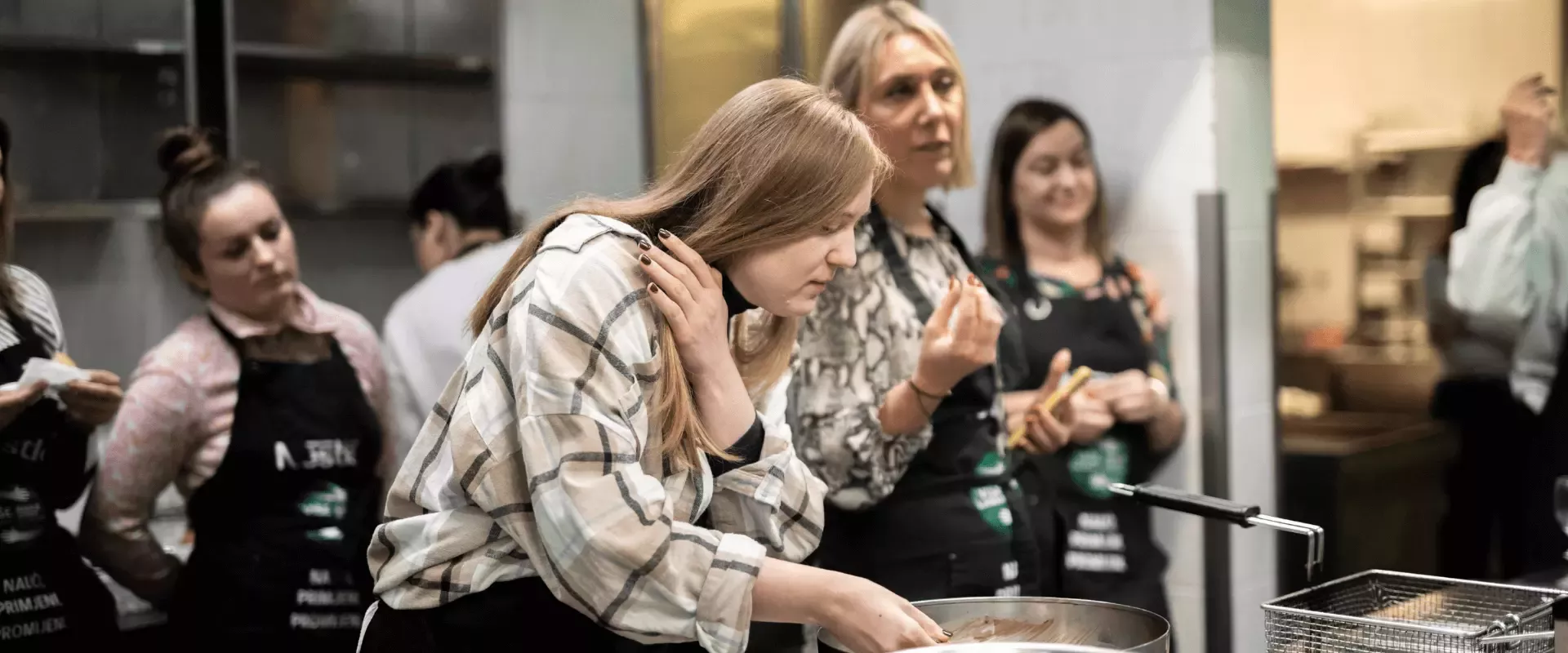 Žena priprema jelo na zero food waste radionici
