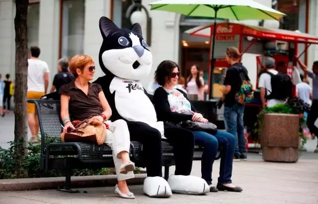 Maskota Purina Felix sjedi na klupi između dvije žene u Zagrebu