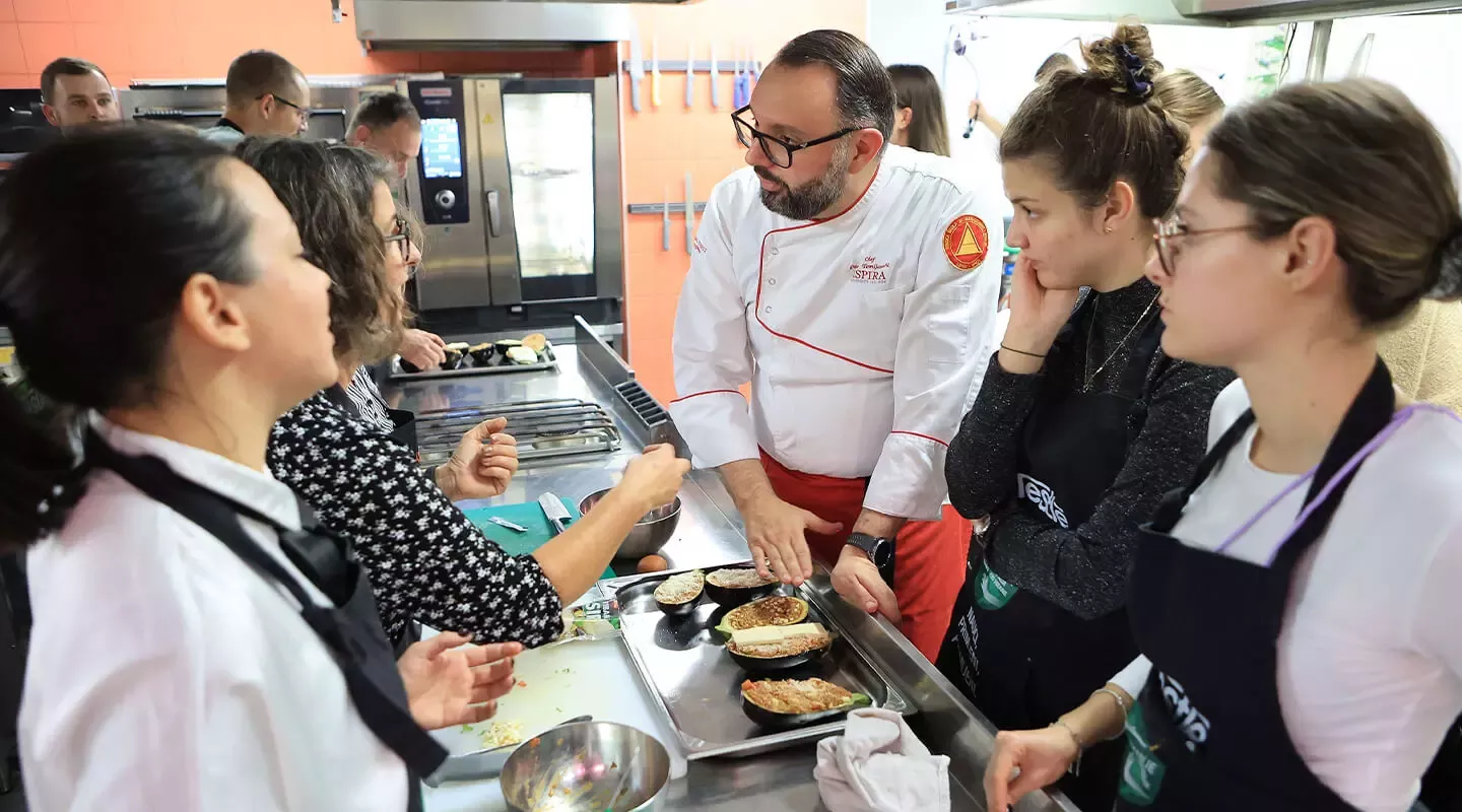 Chef Damir Tomljanović u razgovoru s polaznicima radionice o smanjenju otpada