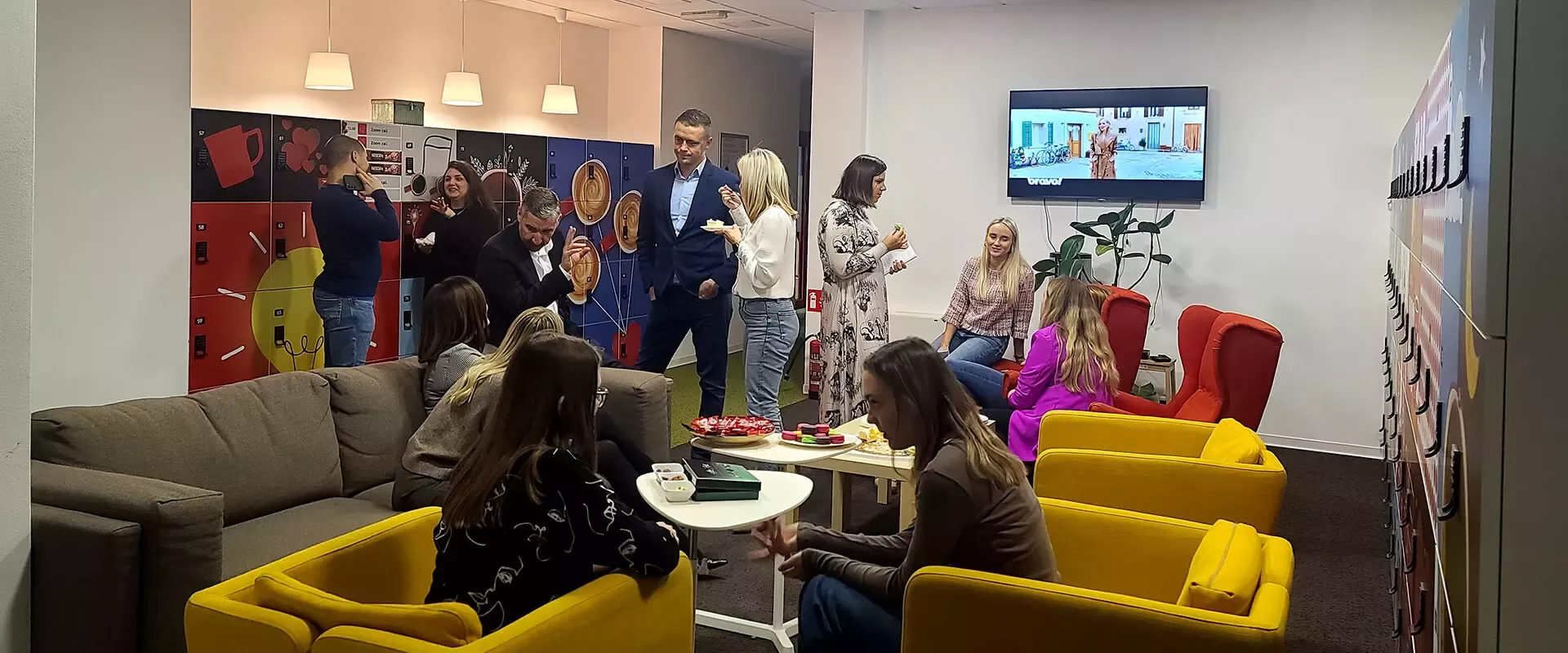 Mladi ljudi razgovaraju na 10 obljetnici inicijative Nestlé needs Youth