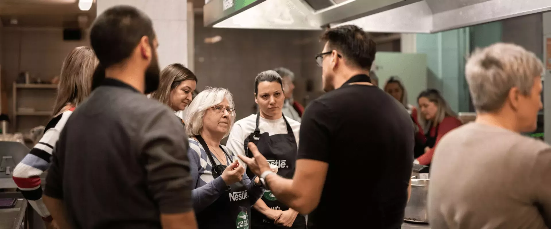 Chef Mate Janković razgovara sa sudionicima besplatne zero food waste radionice