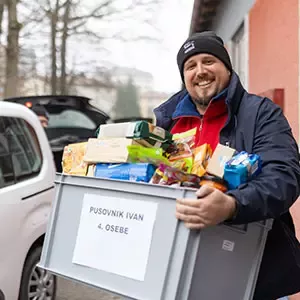 Muškarac drži kutiju s namirnicama