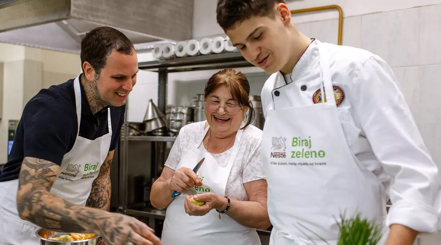 Bake i unuci u akciji: na radionici Biraj zeleno zajedno kuhali i učili kako smanjiti otpad od hrane