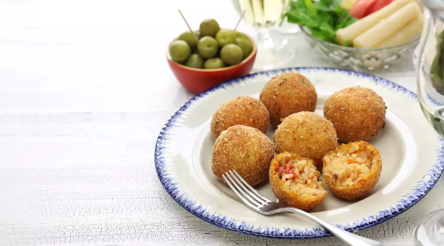 Arancini di Riso s umakom od rajčice na tanjuru, recept od ostataka hrane