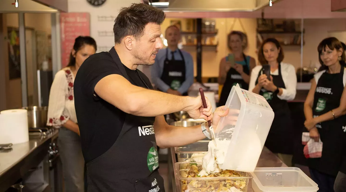 Chef Mate Janković za vrijeme pripreme zero food waste recepta