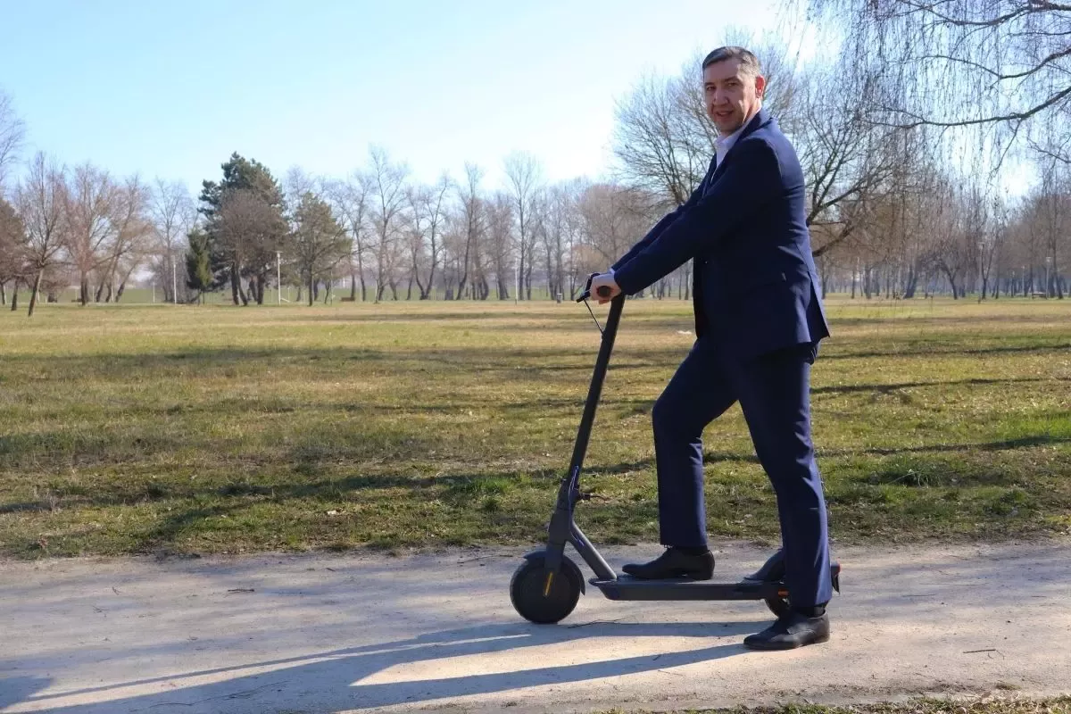 laurentiu florin dimitriu na električnom romobilu