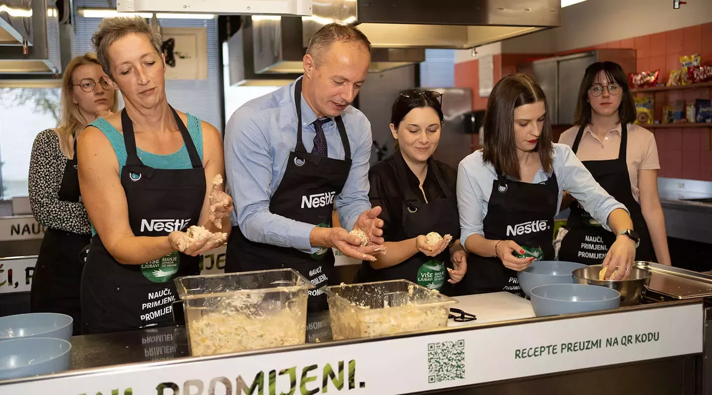 Muškarac i 3 žene pripremaju obrok