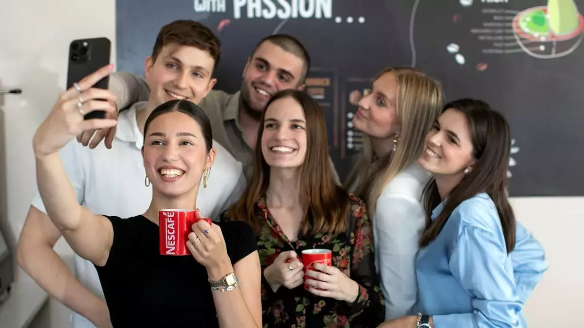 Zaposlenici tvrtke smiješe se i fotografiraju
