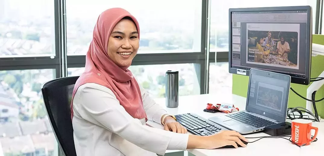 careers-office-woman-wide