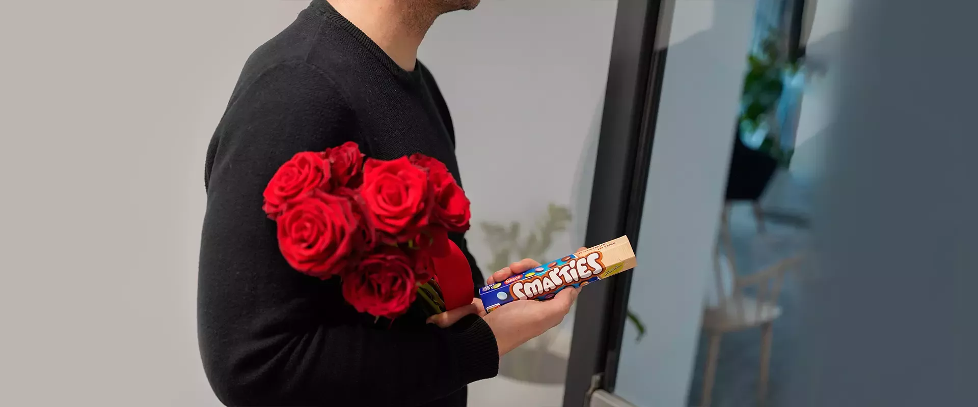 Muškarac s ružama i Smarties bombonima
